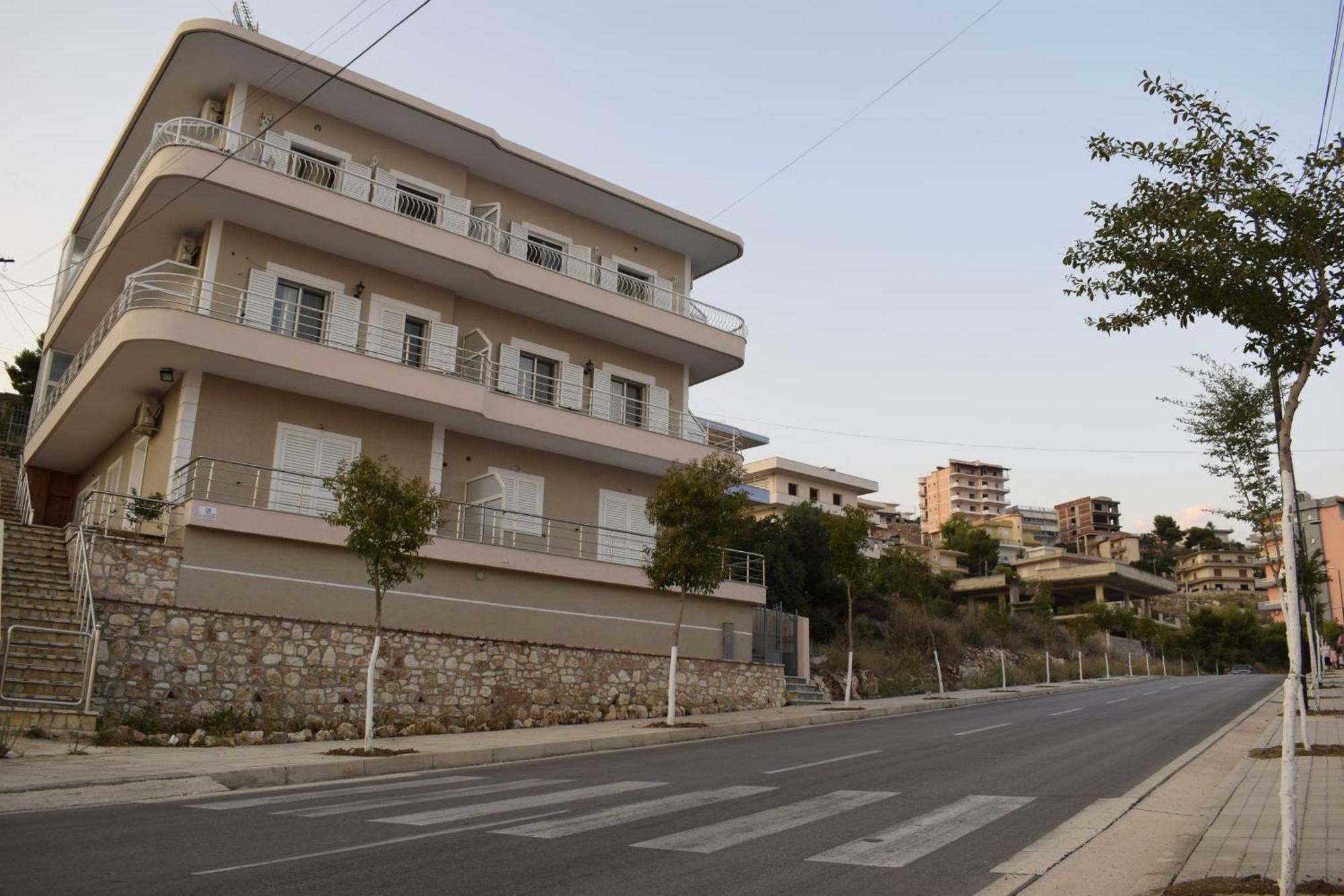 Isabela Apartments Sarandë Exteriör bild